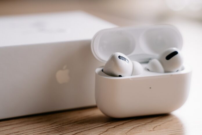 airpods flashing orange